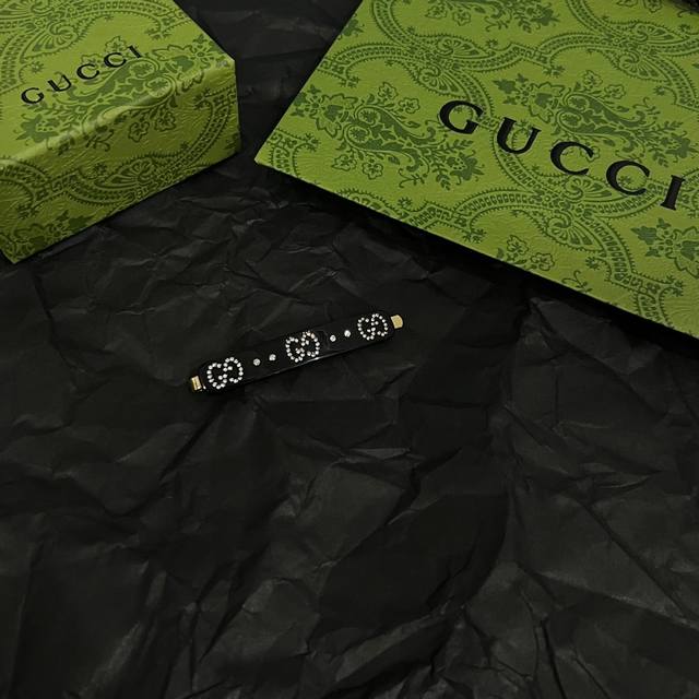 Gucci 字母 发夹 采用进口亚克力钻 原版1:1还原制作 背面采用亚金 复古色电镀 高级感十足